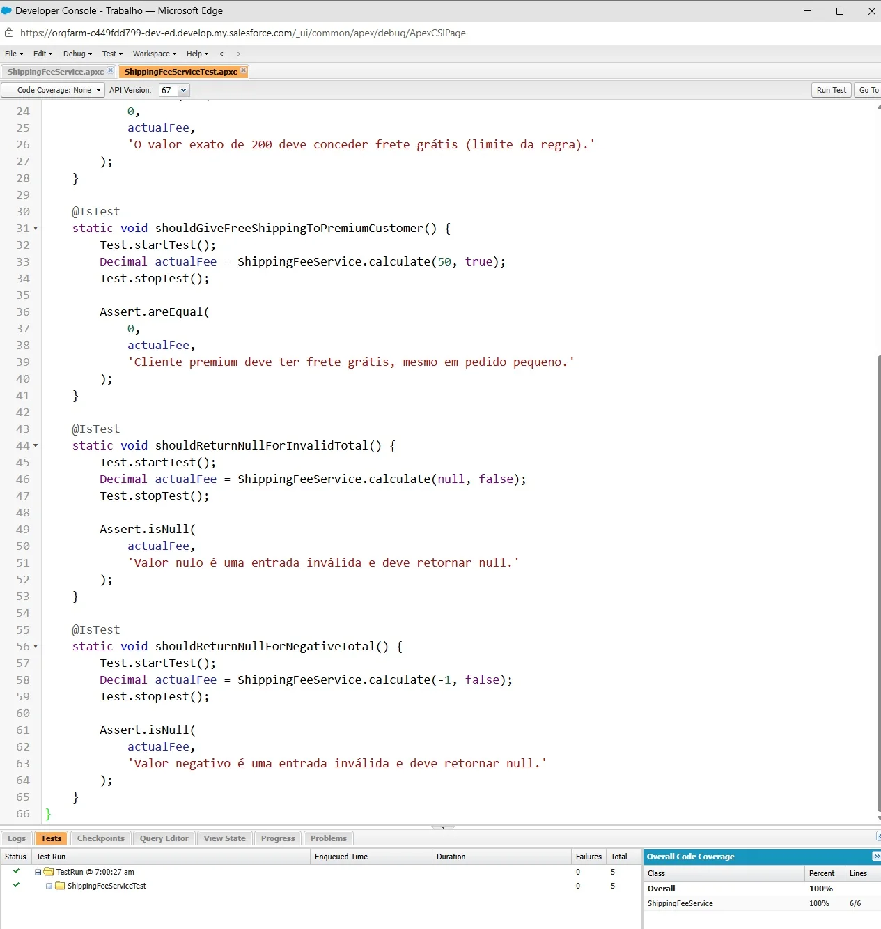 Developer Console mostrando o painel de testes com 5 de 5 testes aprovados, e o painel de cobertura geral mostrando ShippingFeeService com 100% e 6/6 linhas cobertas